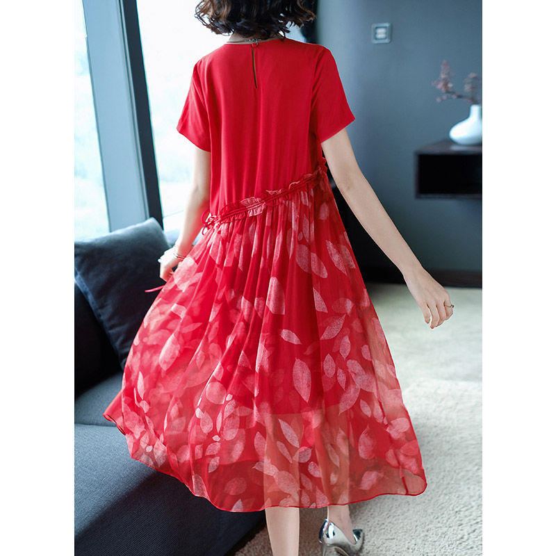 46岁表姐穿这大牌“欧货裙”，洋气又减龄，美到路人都怦然心动