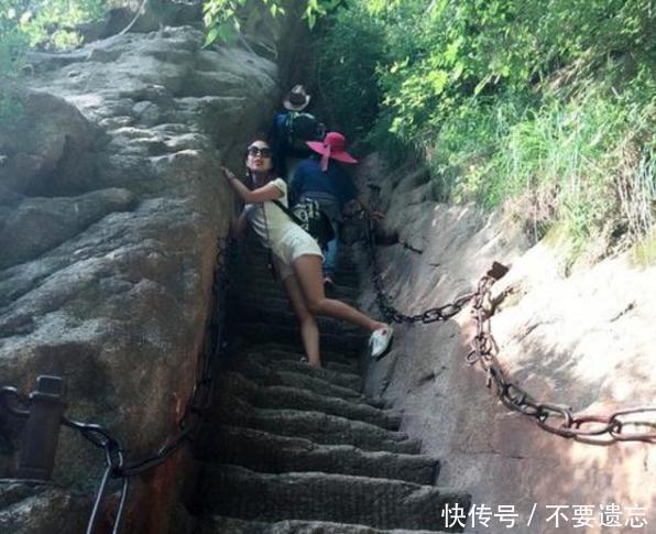  #我国#我国最“凶险”的楼梯，垂直90度必须借助绳索，开爬后就不可反悔