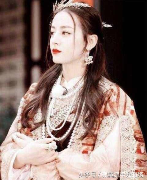 迪丽热巴和杨颖穿民族服装，同样是美人，气质却是天差地别!