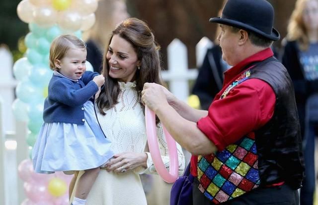 暖心的画面让人心碎！凯特王妃和夏洛特公主美好的每一个瞬间