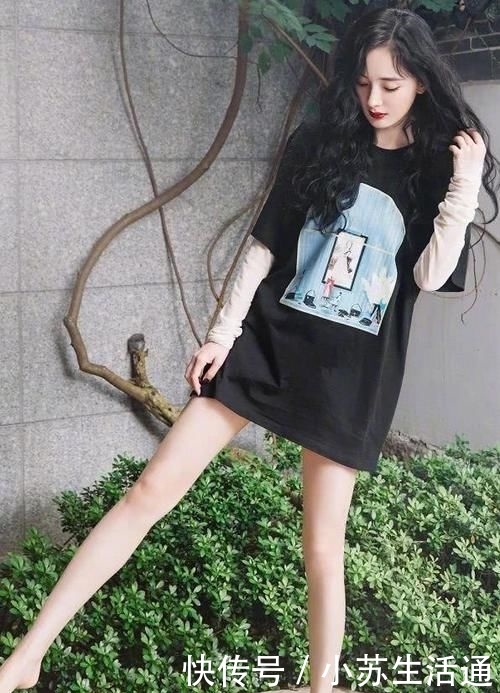#美出#杨幂又美出了新高度！黑色T恤搭配白色短裤，卷发造型超减龄