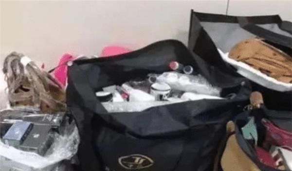 刚从韩国飞回来的中国游客，才下飞机就排队交罚款，这是为什么？