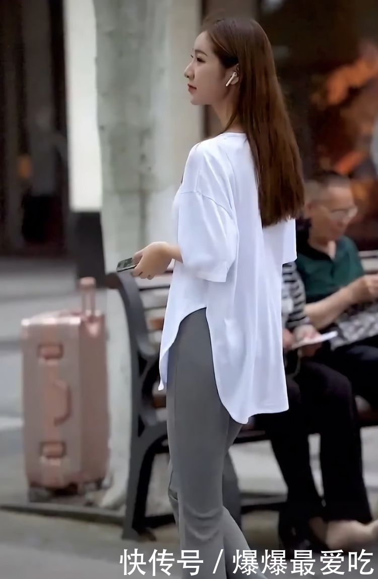  美女■美女是来街拍还是去买菜，穿着“睡衣”就出门了，够接地气