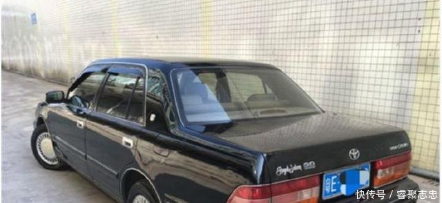 大爷花9千买辆老款的丰田皇冠, 小区门卫 这车我给你2万元