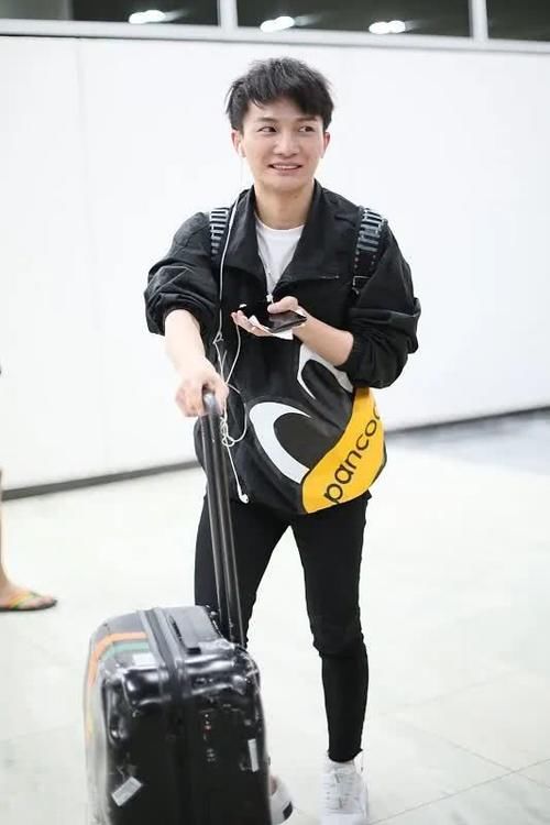 【时髦】个子不到165怎么穿?看看身高161的周深,造型时髦又显高