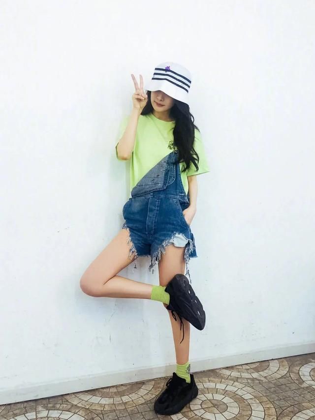  [时髦]没想到袜子也能穿得这么时髦！