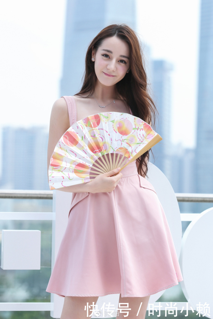 路人街拍，今天水蜜桃女孩儿迪丽热巴，青春有活力