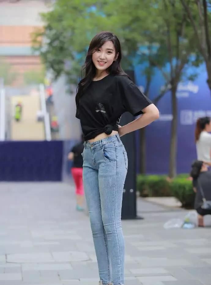 #时尚姑娘#对牛仔裤的偏爱,个性穿搭更显青春靓丽