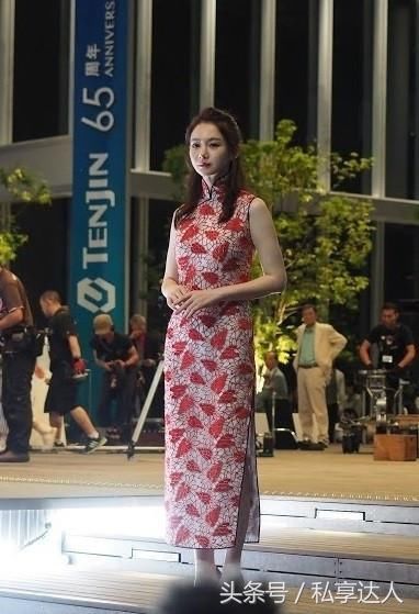 明星穿衣服就是漂亮，看戚薇百变旗袍秀，风情万种