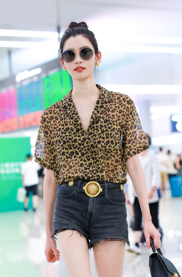 奚梦瑶向阔太看齐,戴10克黄金耳环,腰间还系着1斤重金腰带!