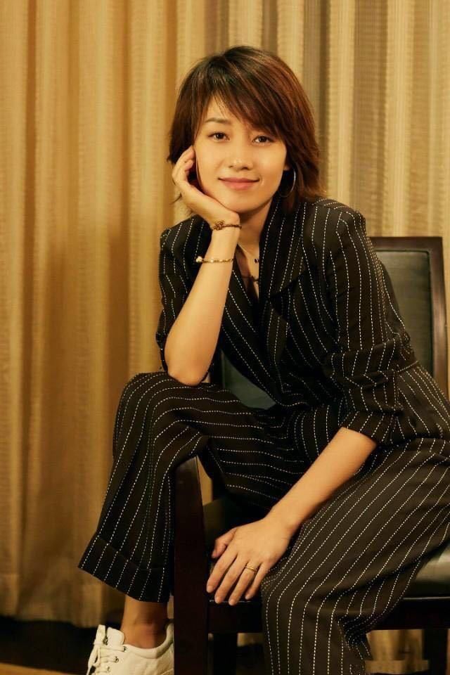 马伊琍扎马尾不好看？换回短发，穿上连体阔腿裤，简直又帅又美