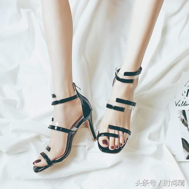 女人一定要有双细高跟凉鞋，衬出白皙玉足，托起挺拔曲线