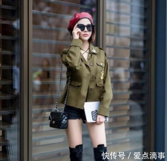 「粉色」街拍:明眸善睐的美女,一条灰色连衣裙外搭粉色外套,时尚女神范