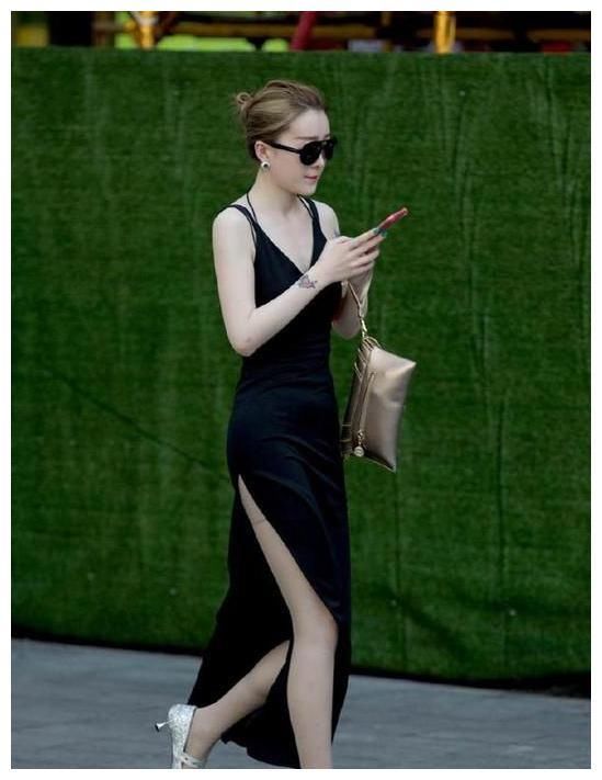 街拍：图1性感妖娆，图2白T恤，图3高开叉裙摆诱惑！