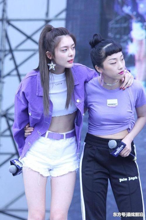 傅菁也疯狂！短裤短到露出安全裤，一般人可不敢这样穿上台的