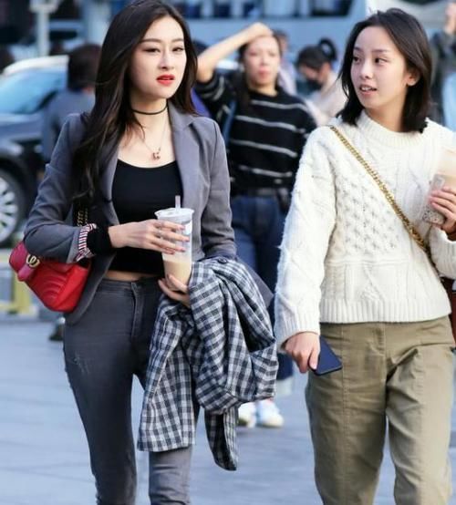 「美女」街拍:秀丽端庄的美女,一件红色风衣配黑色打底裤,时尚魅力气质