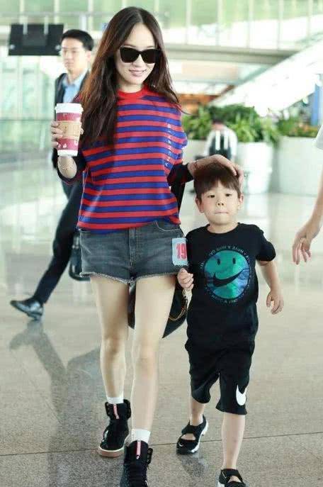 蒋欣穿直筒裤与辣妈霍思燕撞衫,居然一点儿没输!重回颜值巅峰