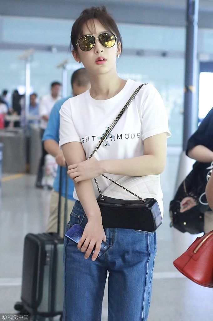 杨紫扎减龄丸子头俏皮可爱      牛仔裤配白T清爽简约似学生妹