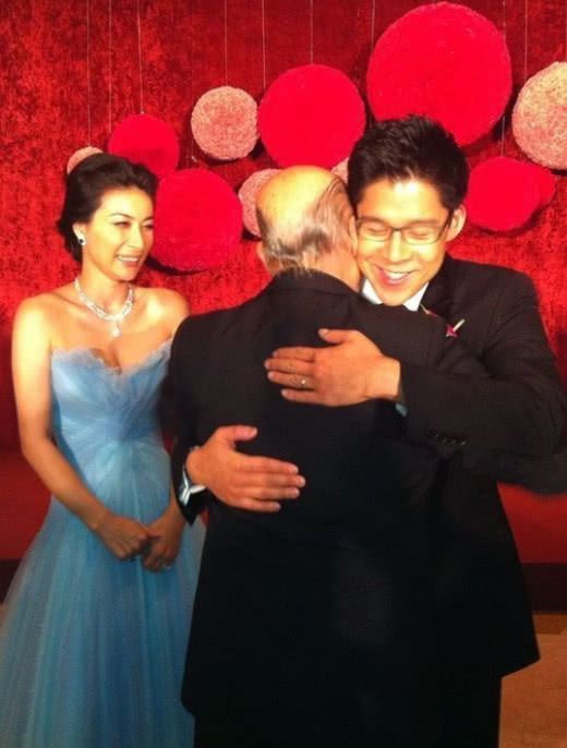 郭晶晶终于有豪门太太的气质了，挺胸抬头气质优雅，网友：霍启刚