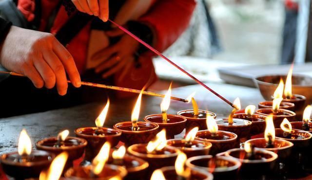 中国最赚钱的寺庙，僧人白天念念经，夜晚就可以收获80万元！