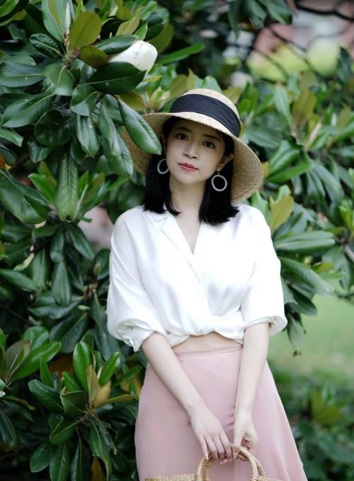  #气质#三木的高级穿搭又来一波！白色衬衫配“虾皮粉”半身裙，气质清新