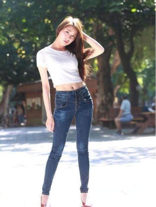 每日街拍:凹凸迷人的牛仔裤美女，塑造曼妙曲线，让人一眼难忘!