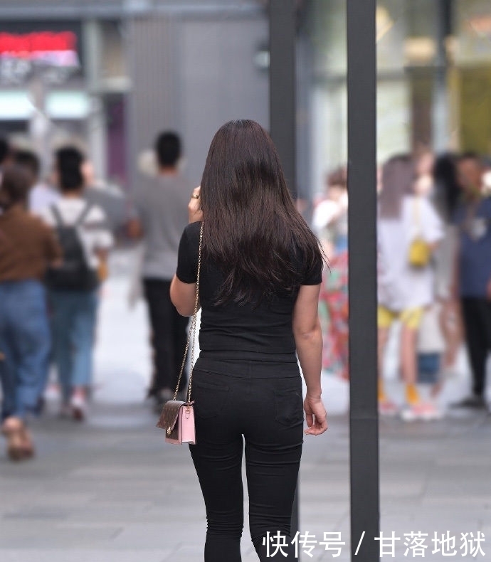 「时尚女生们」拒绝臃肿,注重简约时尚的穿搭,显得精致又唯美