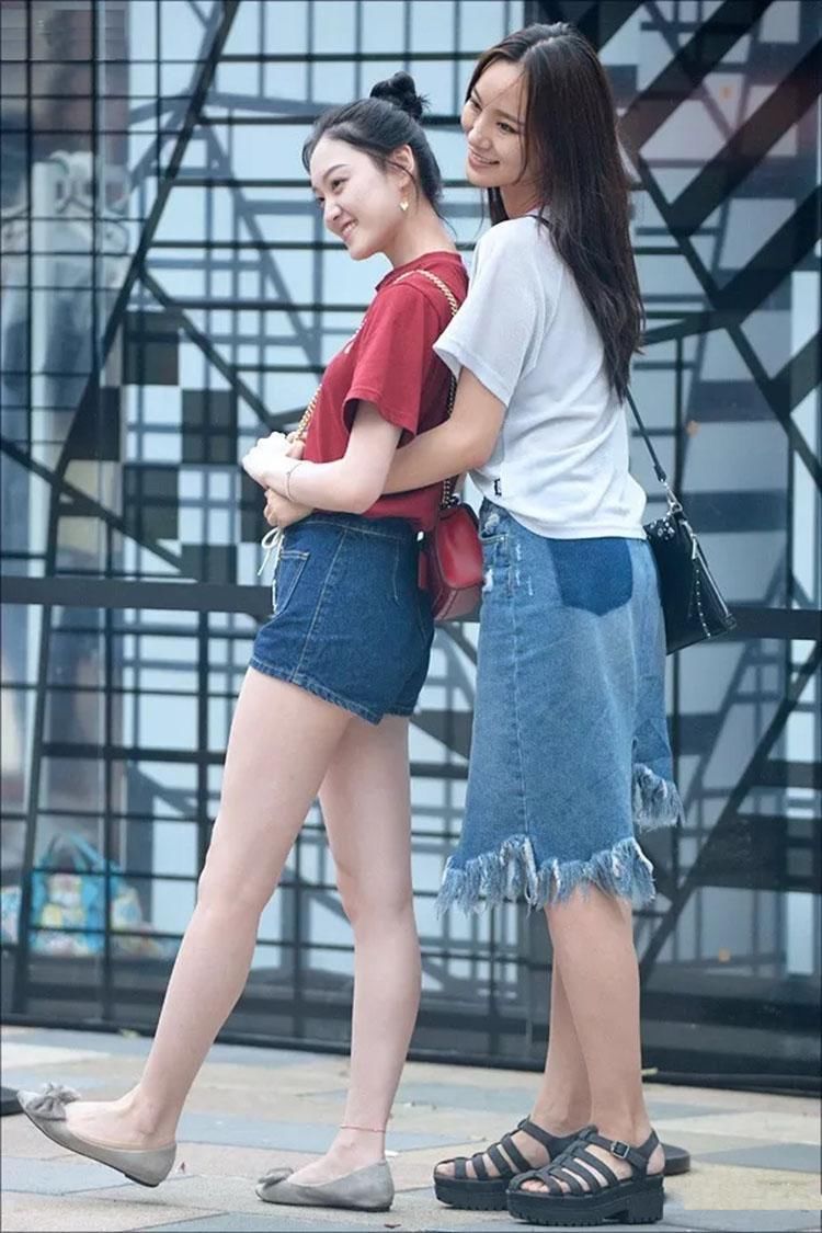 时尚路人街拍,美女们短裤短裙出街,一个比一个养眼