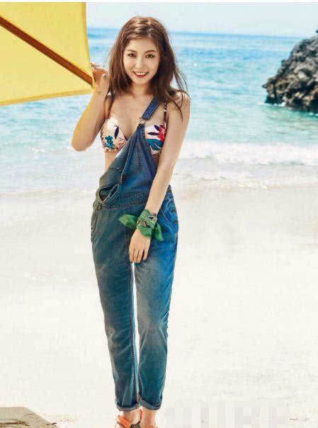 金泫雅这巴掌宽的短裙，站着都“尴尬”，网友：也就她敢穿！