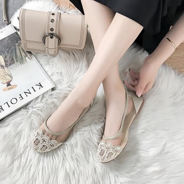 哇塞，好白啊!白皙玉足尽情秀，夏天凉鞋刮起了一股“透明”风