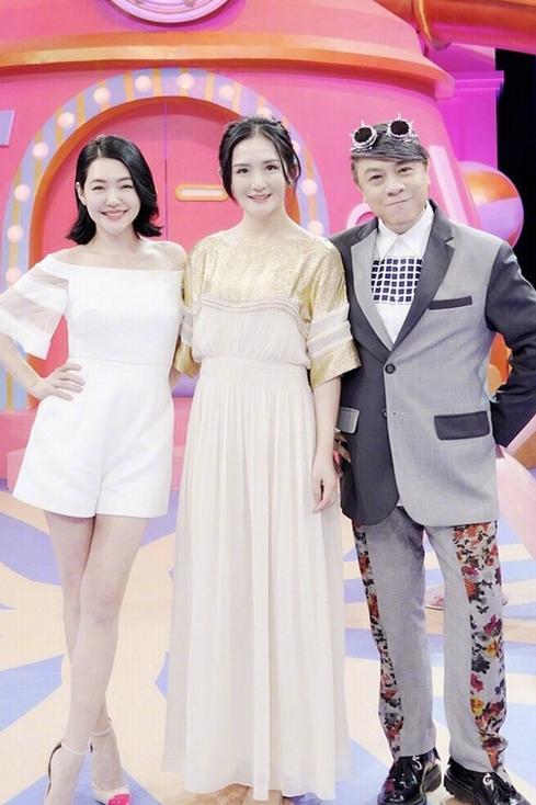 谢娜现身机场，穿大妈同款深色碎花裙，有种女神归来的感觉