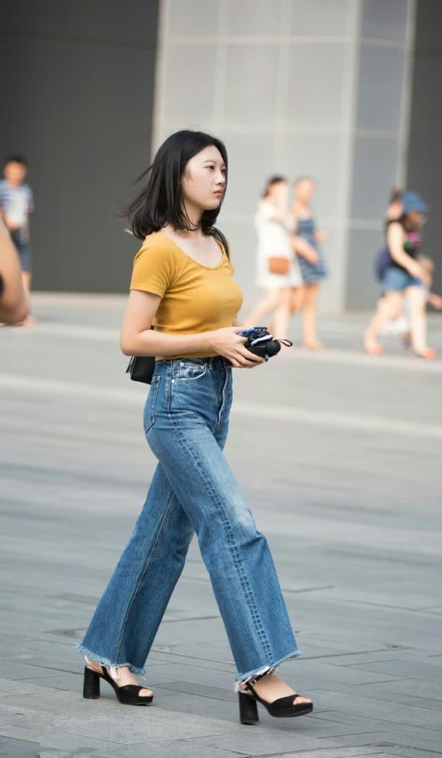街拍：夏天是个看腿的季节，图2小姐姐大长腿鹤立鸡群，这样不好!