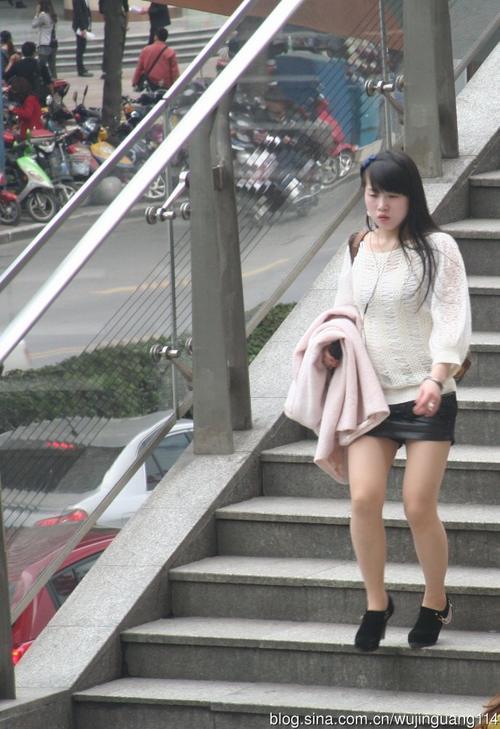 街拍:早春成都春熙路的时尚男女(图)