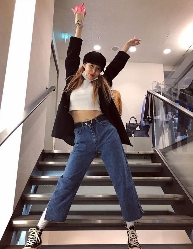 健美裤■泫雅新艺术照经常丢笑容,T恤健美裤的穿衣搭配就是穿出新潮时尚潮流感