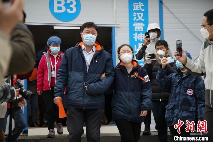  代表|95后“白衣战士”雷神山举行“战地婚礼” 12支医疗队代表组成亲友团