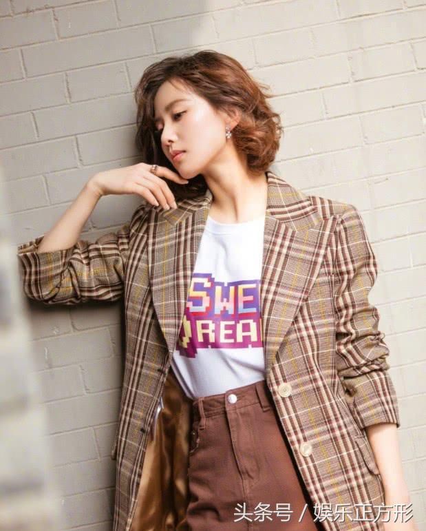 刘诗诗不仅戴巨大金色手镯，全身还用金线缠绕，只能感叹真有钱！