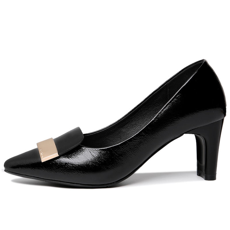 今年流行一种女鞋:高跟鞋,比小白鞋时髦优雅,美的惊艳迷人