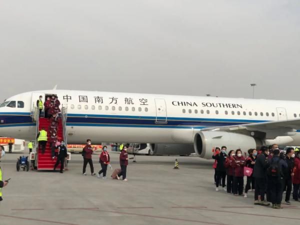  『迎接』“过水门”！最高礼仪迎接白衣勇士们！