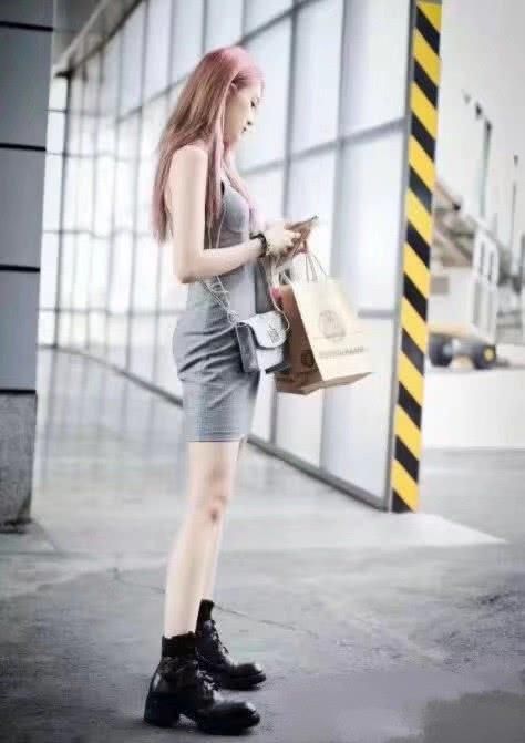 # 家当#全身家当好几万，腰间挎包够我吃一年，吴宣仪紧身裙大秀身材