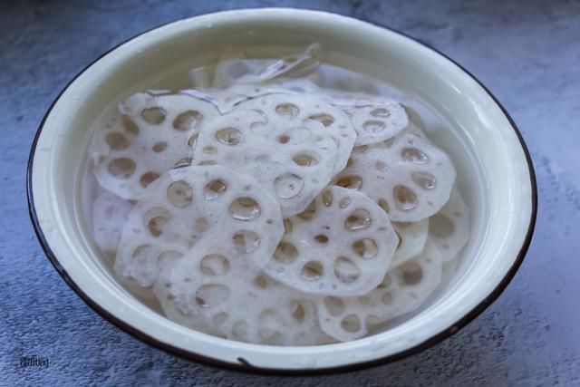  [小厨]莲藕焯水就发黑，教你一个小技巧，莲藕又白净又爽脆，特别好吃