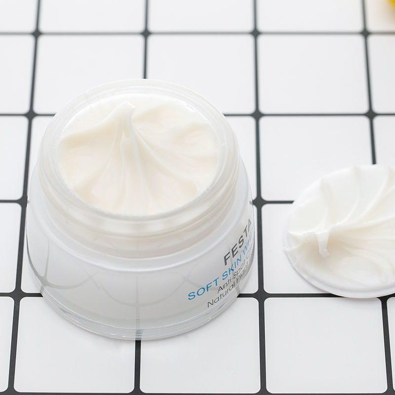 药店上班小姨说，这不起眼小乳膏，早晚涂一涂，淡化色斑更显年轻