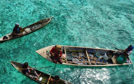 仙本那巴瑶族的悲剧：被生活所迫学会做生意，游客却不满淳朴不再