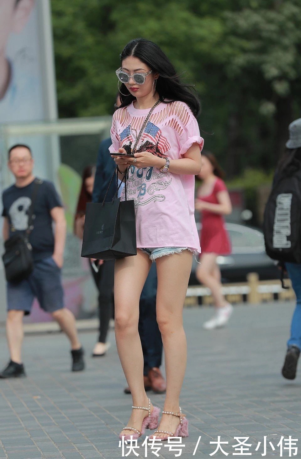 【姐姐】美女街拍:玩混搭谁玩得过这位姐姐?粉嫩的配色太伤眼!