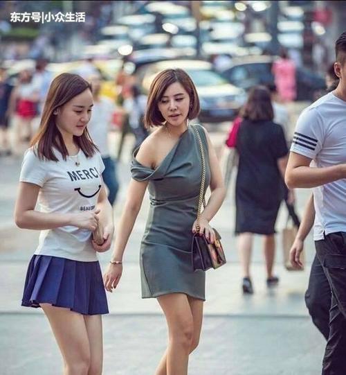 街拍：时髦的小姐姐吊带背心出街，图1妹子的肩带绳子太细了!