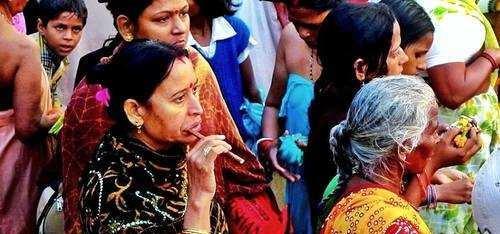 奇葩印度:男女老少在飘满垃圾的恒河里混浴,还用木棍刷牙