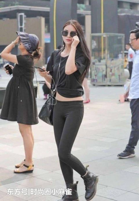  「美女」街拍：时尚靓丽的都市美女，搭配打底裤，魅力十足！