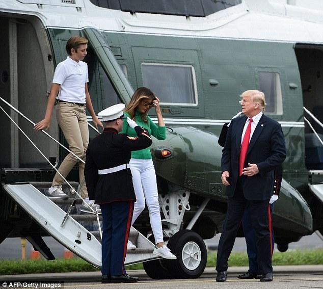 特朗普夫人梅兰妮亚在新泽西莫里斯城转机，穿绿色线衣白色裤子