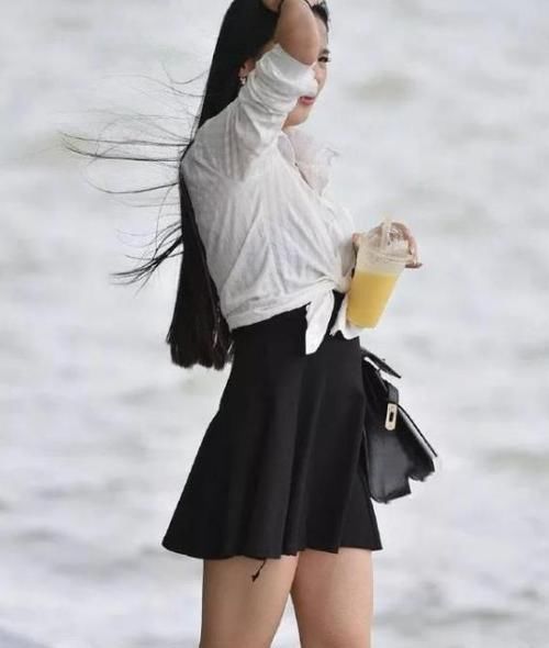  #a932#街拍：丹唇外朗的美女，一件黑色短袖配浅色牛仔裤，时尚活力气质