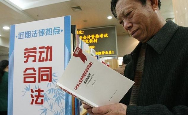 2019公务员可根据工龄提前退休，下岗工人符合工龄可提前退休吗？