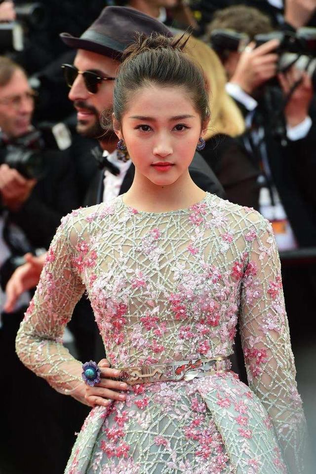 躺着中枪！美国新闻周刊报道范冰冰税务事件却放上了关晓彤的照片